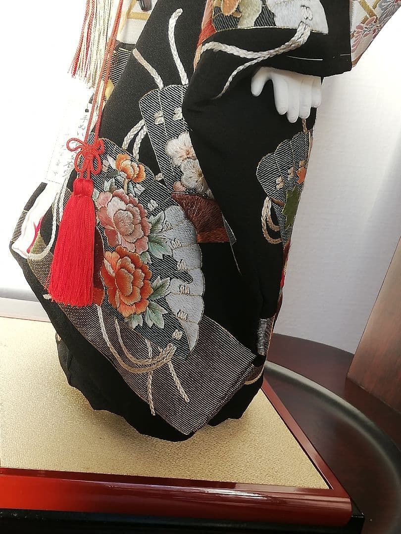 値下げ実施!「希少品」手刺繍　市松人形 　黒い衣装 扇子刺繍