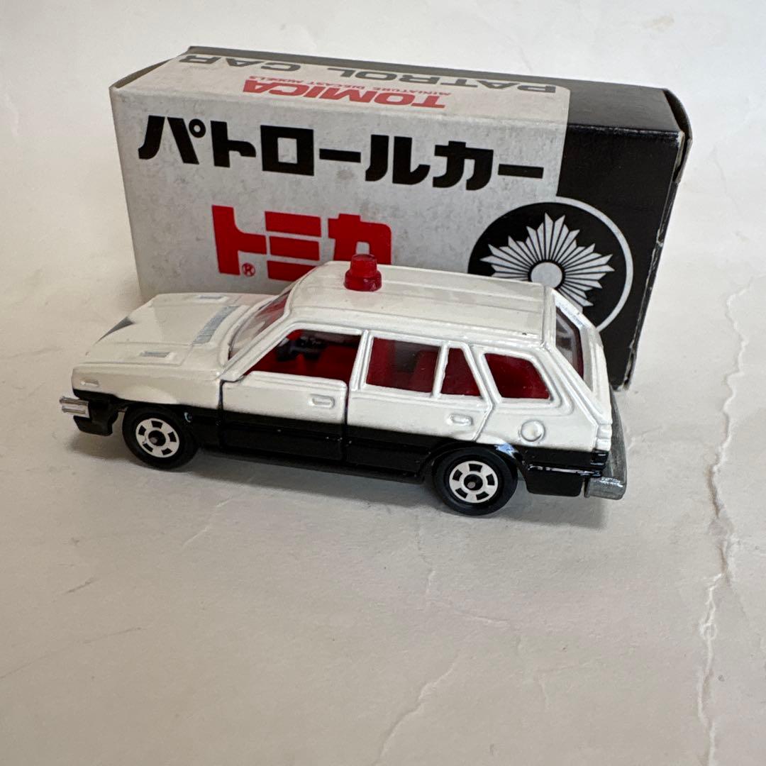トミカ パトロールカー 白黒