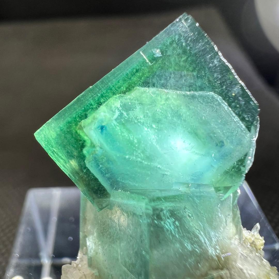 ヤオガンシャン産　クォーツ共生ブルー、グリーンゾーニング　二重結晶？フローライト