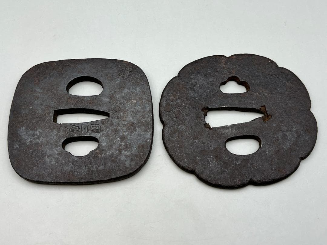 【海】江戸期　鍔　鉄地四角形　透かし幾何形　２枚　１枚國廣在銘　刀装具