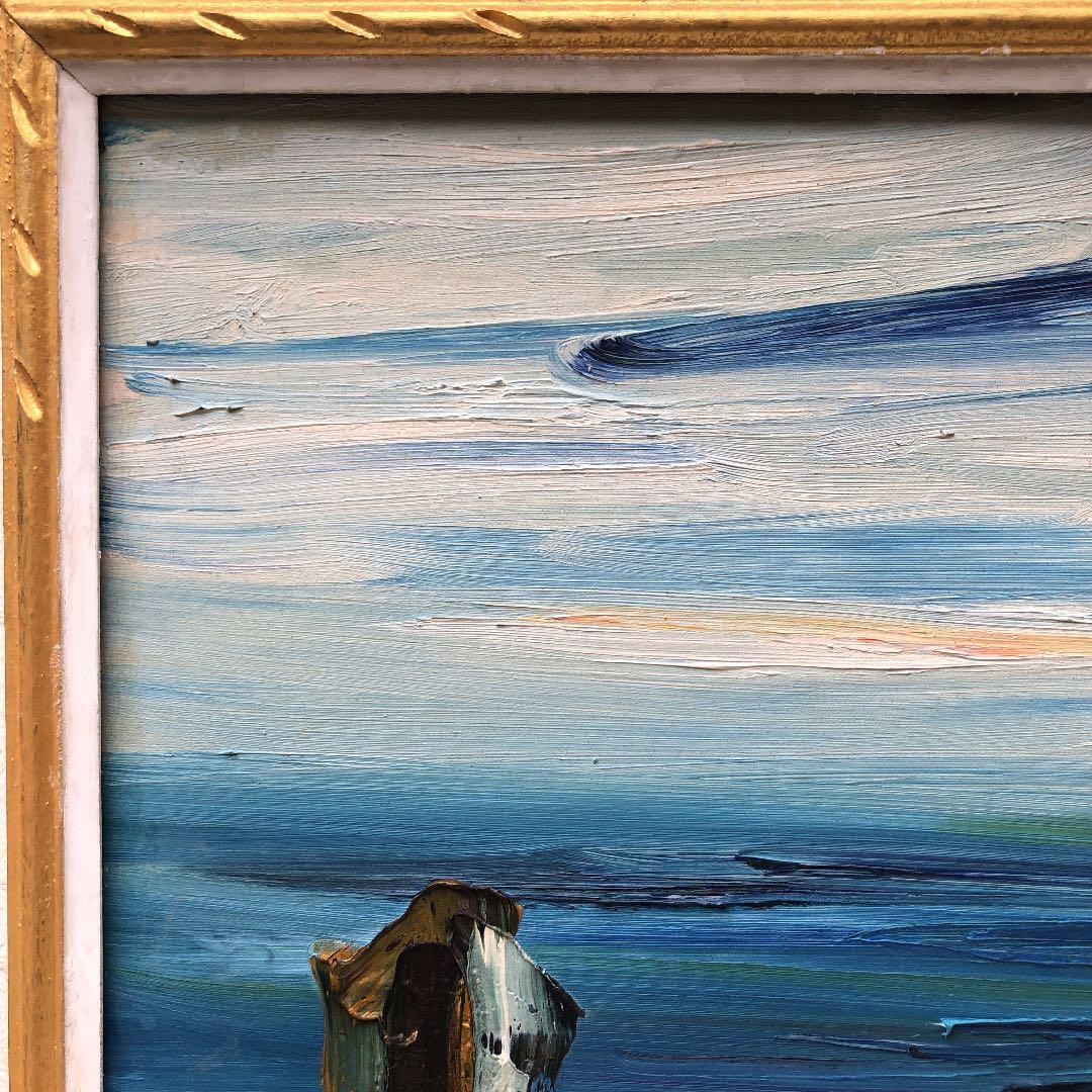 海上に２つの巌岩，男島、女島中央、左右，下部に流れる波の表現