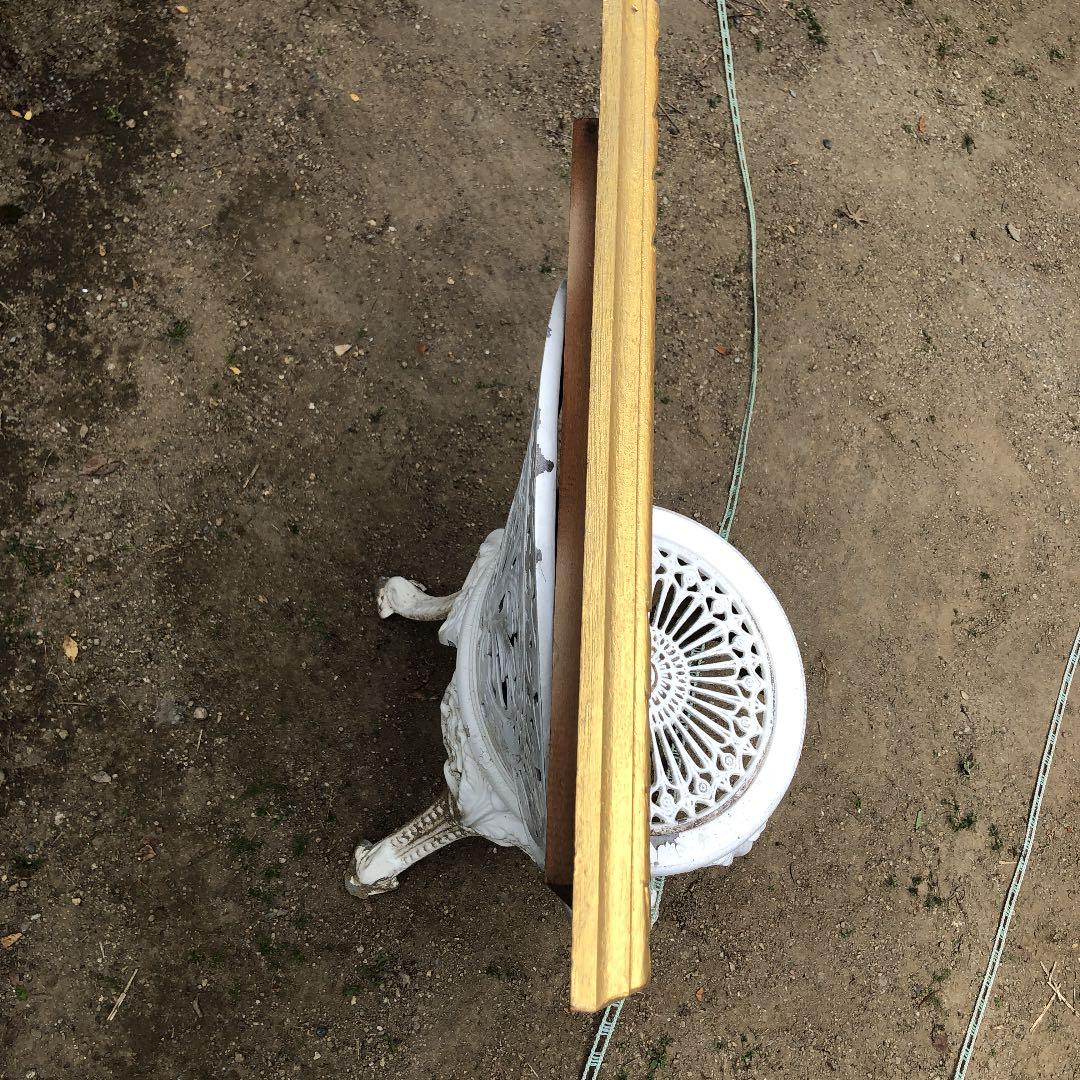 海上に２つの巌岩，男島、女島中央、左右，下部に流れる波の表現