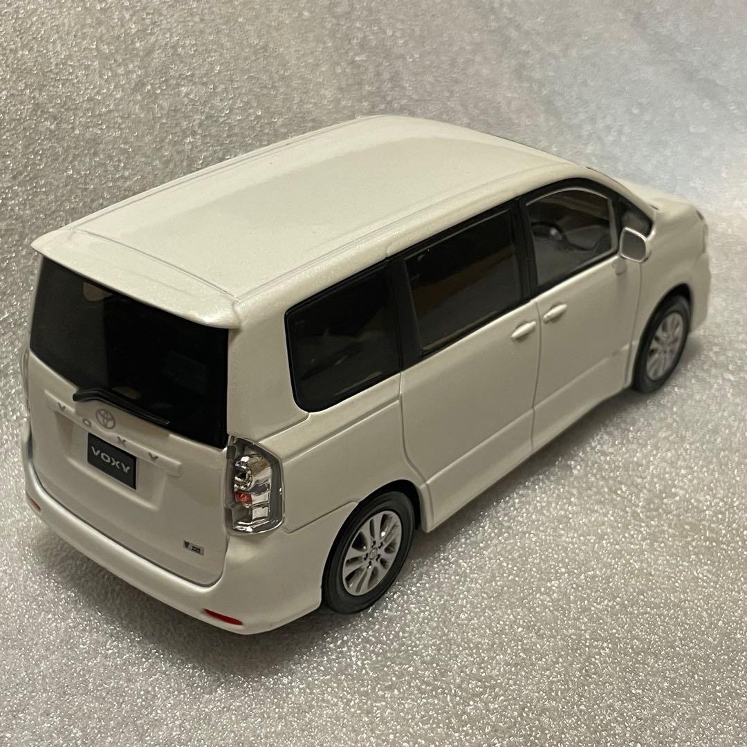 カラーサンプル　トヨタ　ヴォクシー　70系　パールホワイト