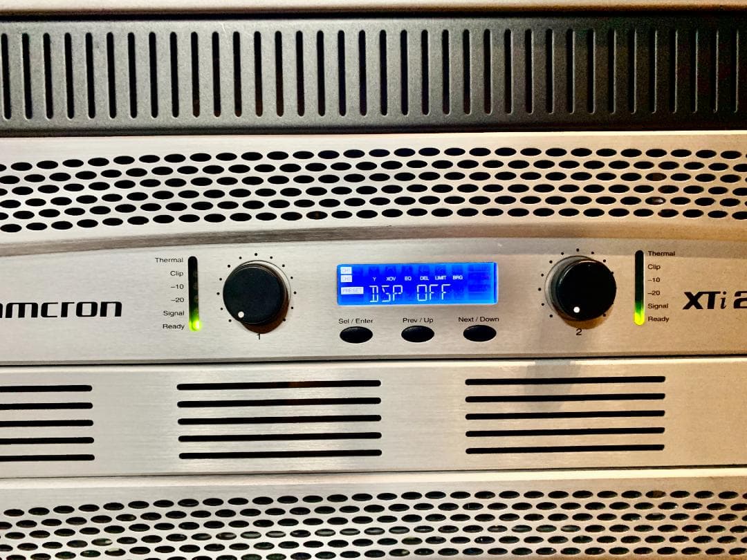 Crown XTi 2000 パワーアンプ 2台