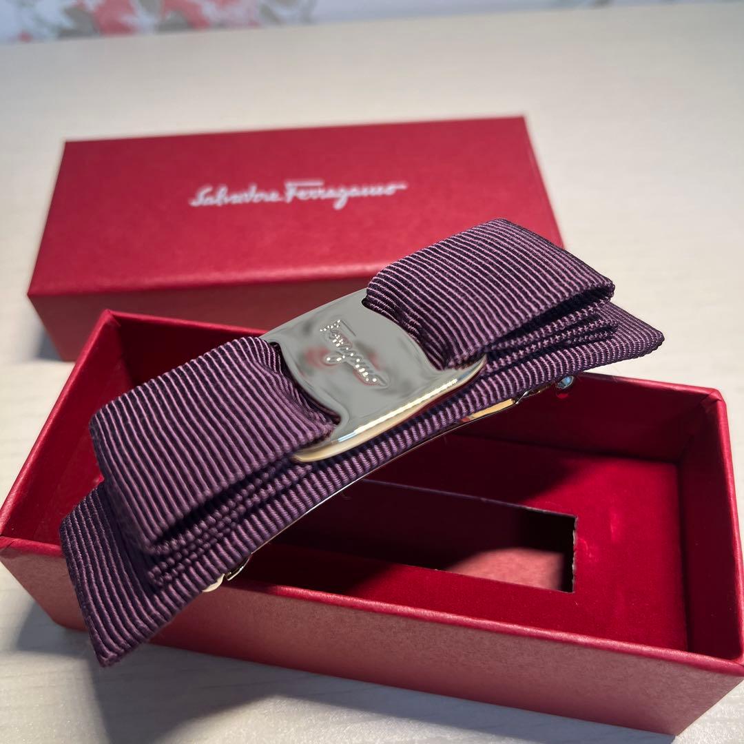 新品未使用　フェラガモ　バレッタ　ダークパープル