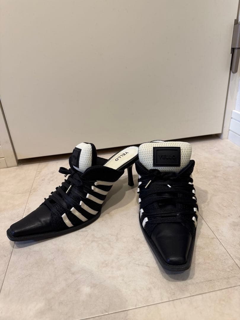 YELLO ストラップ付きミュール ブラック/ホワイト