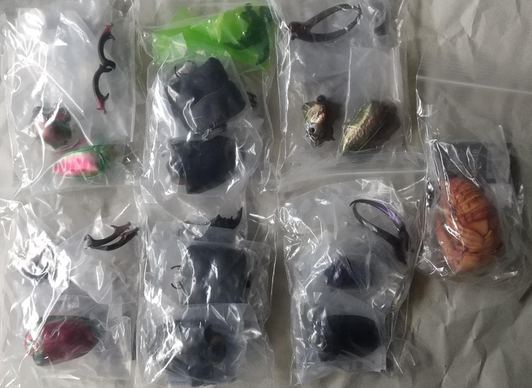 ガシャポン　いきもの大図鑑　かぶとむし くわがた かまきり サソリ　セット