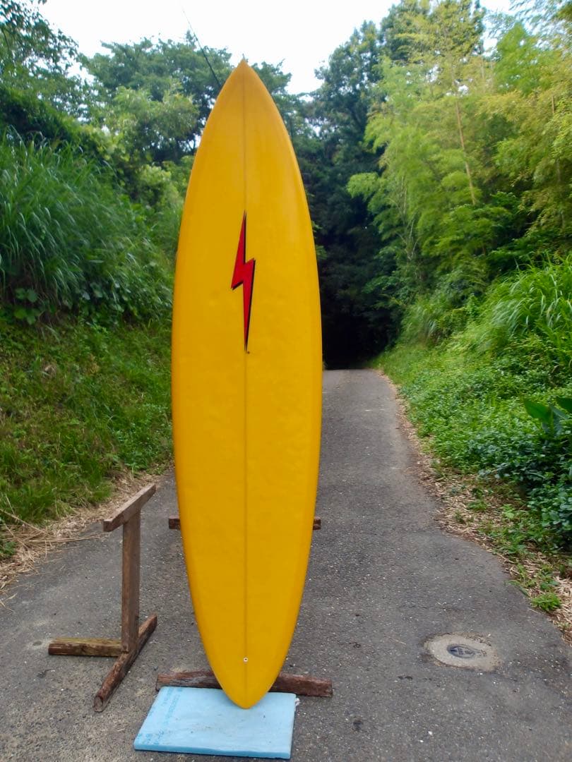黄色いサーフボード　ライトニングボルト　ミッドレングス6'9