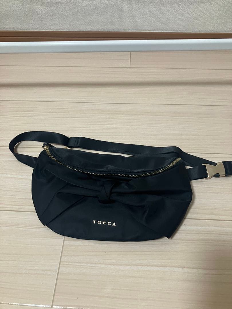 TOCCA ブラック リボンボディバッグ