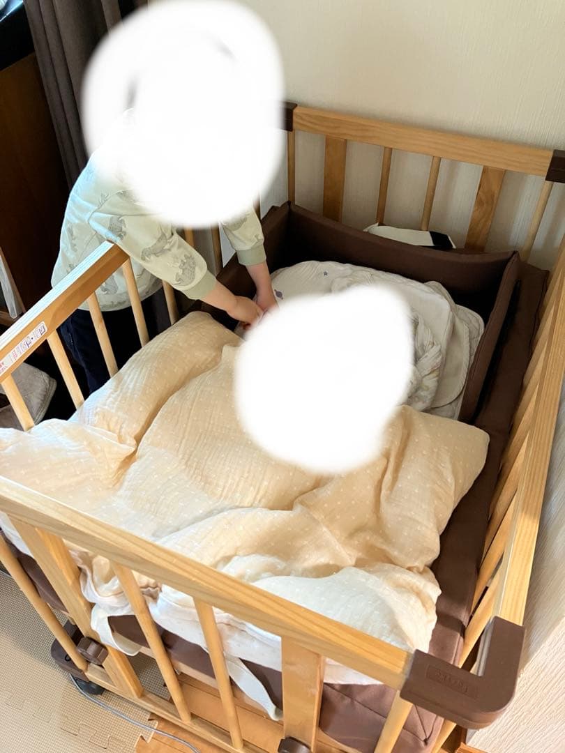 ファルスカ　コンパクト木製ベビーベッド
