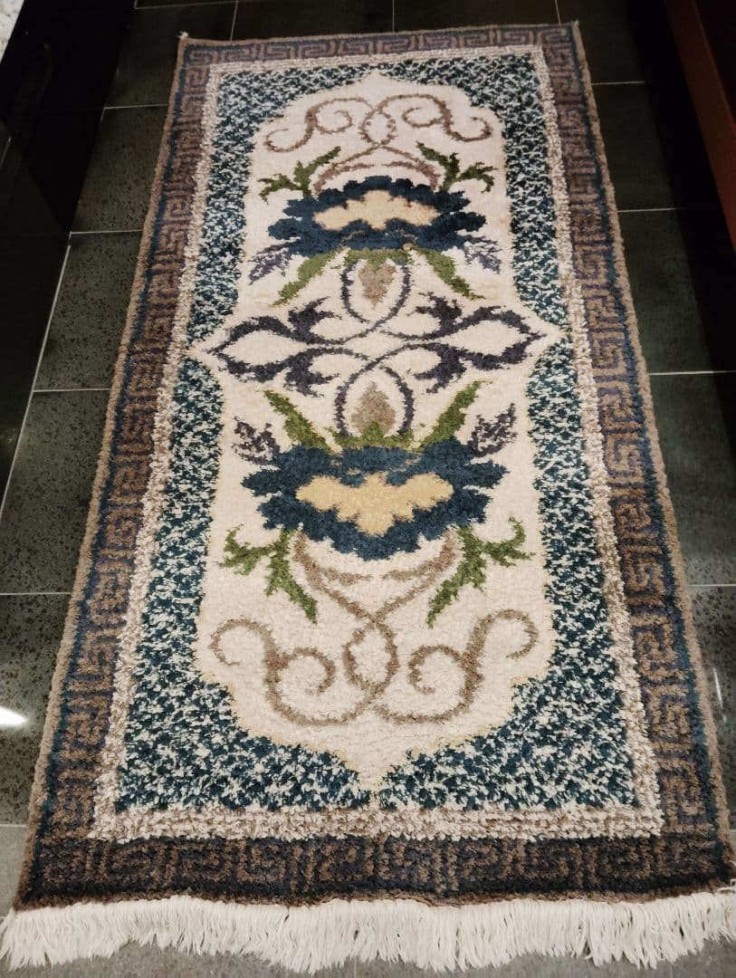 鍋島緞通　牡丹唐草七宝縁二重雷文