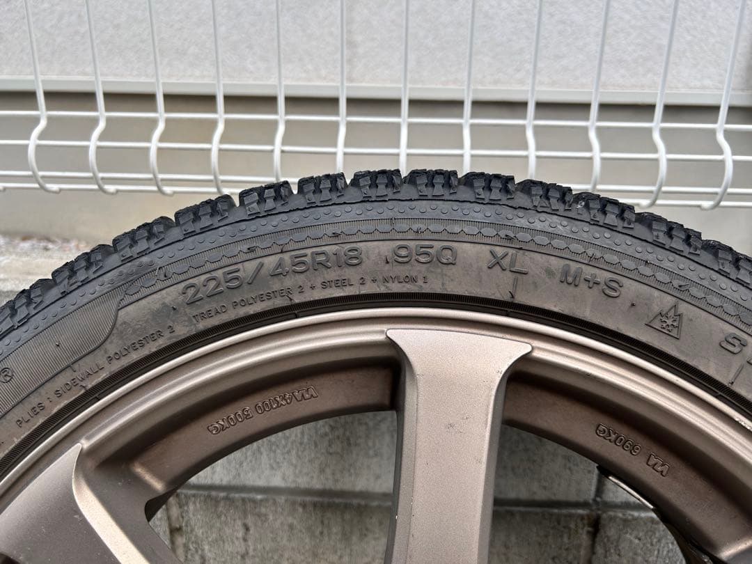 【送料込み】4本ホイール付きスタッドレスタイヤ225/45R/18インチ