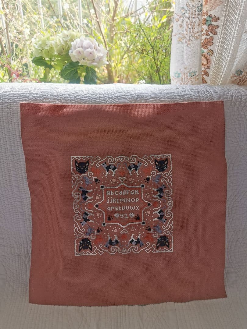 アンティークフランス 22匹の猫＆肉球色糸刺繍フレーム アルファベットサンプラー