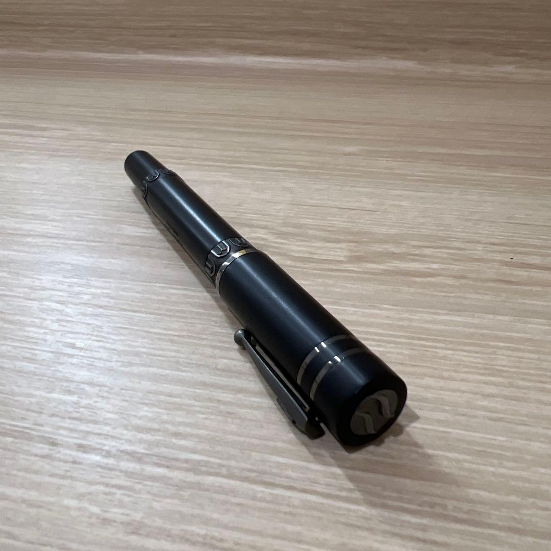 黒　金属製　万年筆