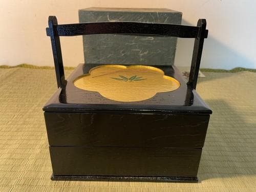 2段重（漆塗り、金蒔絵　伝統工芸・大丸京都店取扱品）