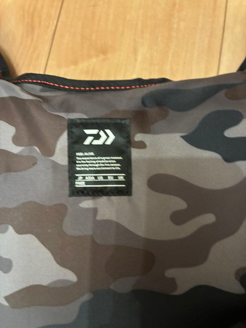 Daiwa フィッシングベスト カモフラージュ ブラック/レッド