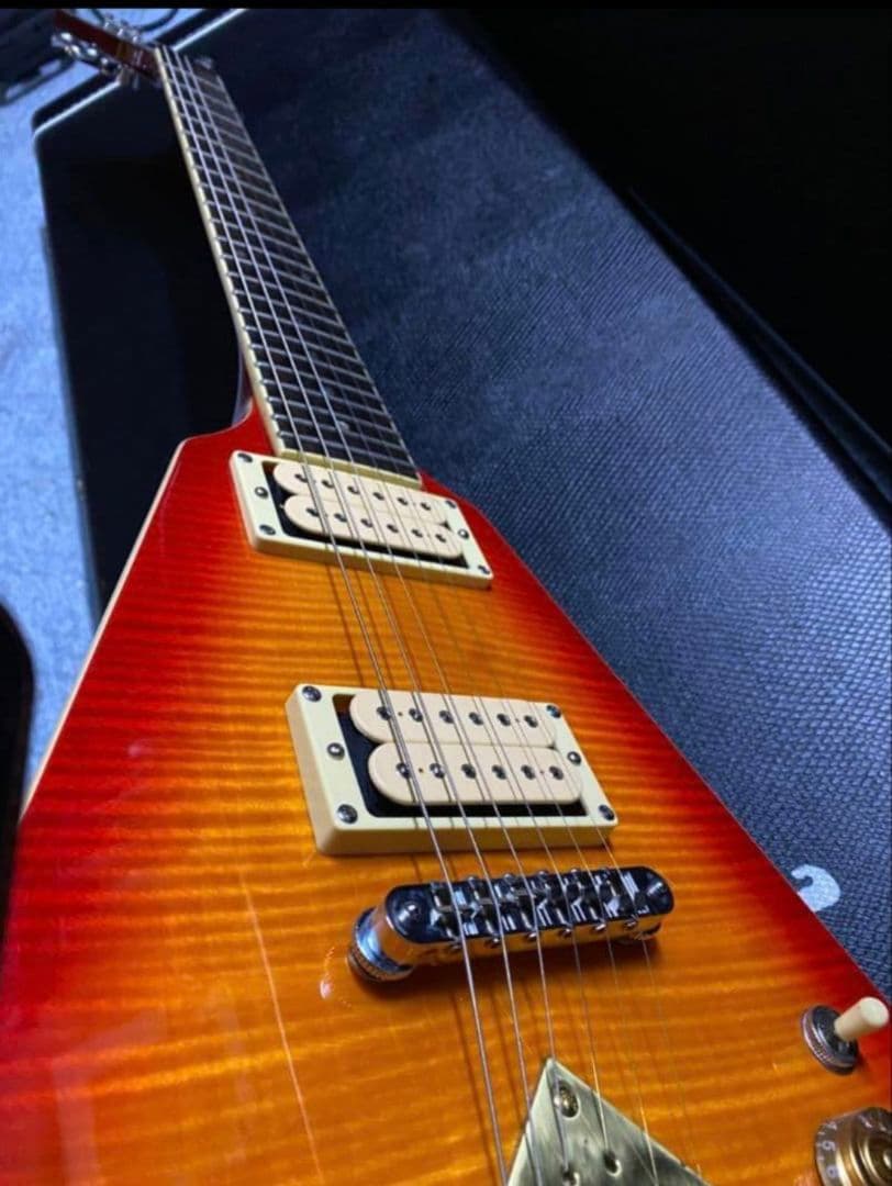 Dean V 35 35th Cherry Vシェイプ ケース付きエレキギター