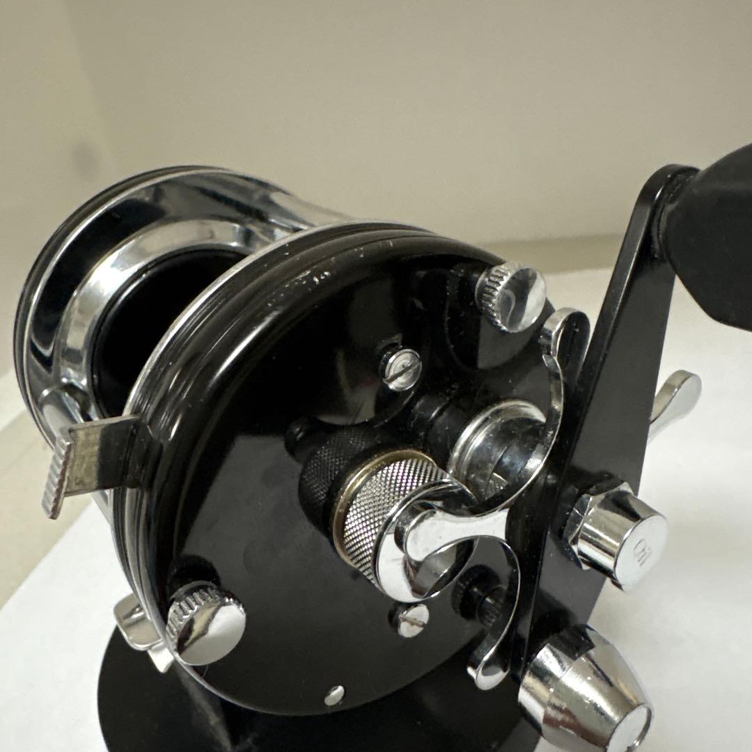 Ambassadeur 6000cベイトリール 黒と銀