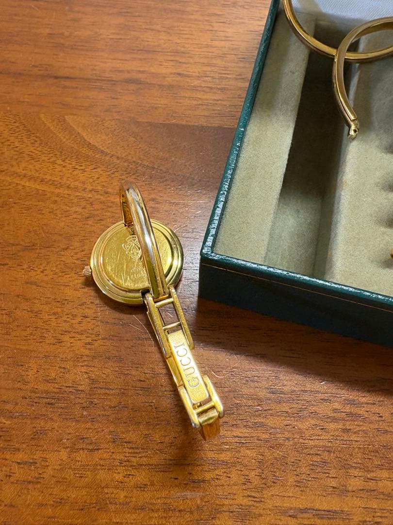 GUCCI ラウンドフェイス時計 マルチカラー