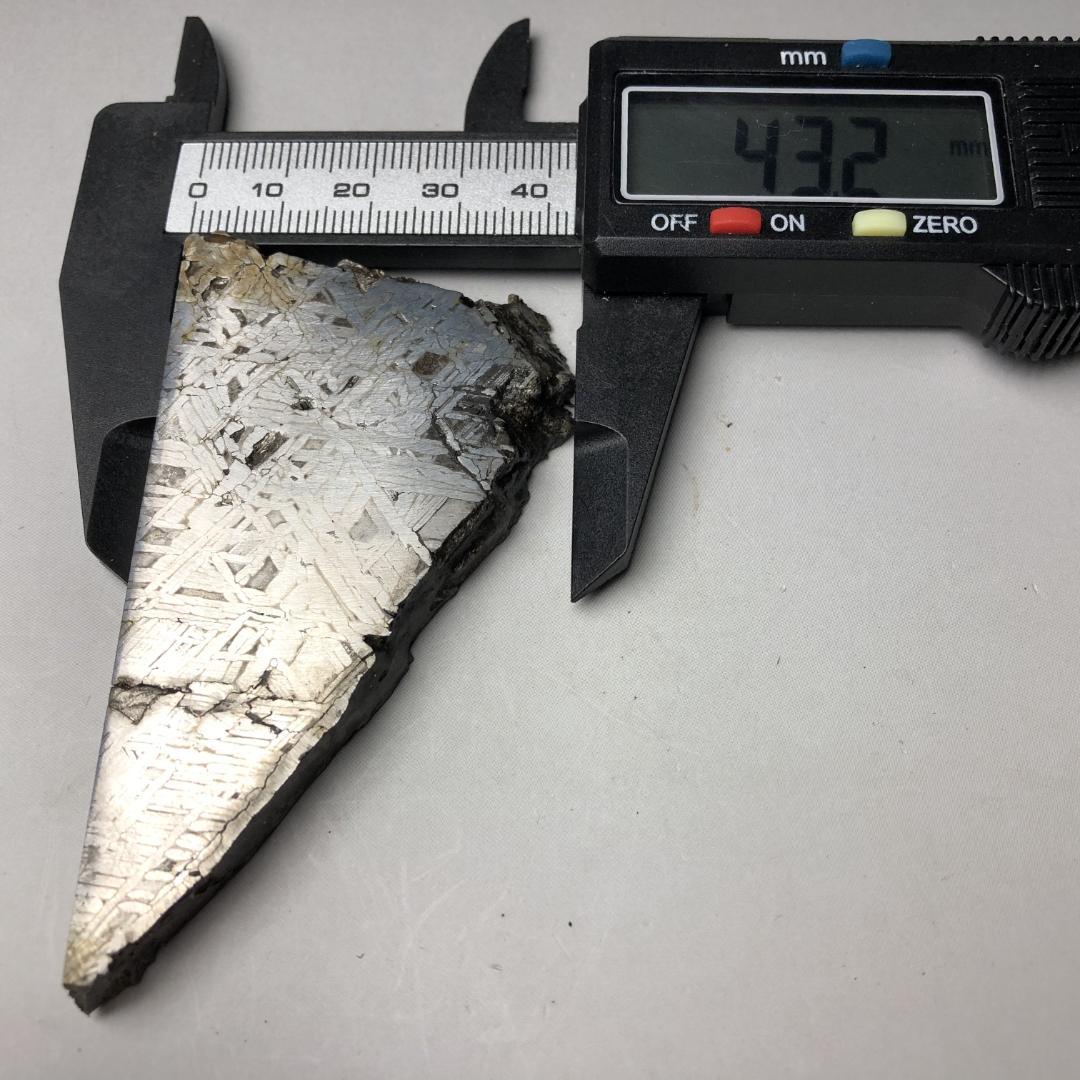 マ*ル様 アルタイ隕石 鉄隕石　原石　重さ約121ｇ 立て付き