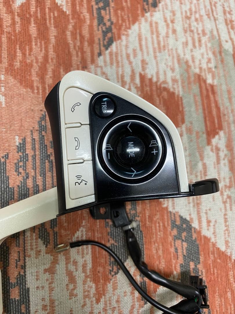 プリウス50系 ステアリングコントロールパネルとステアリングホーンパッド