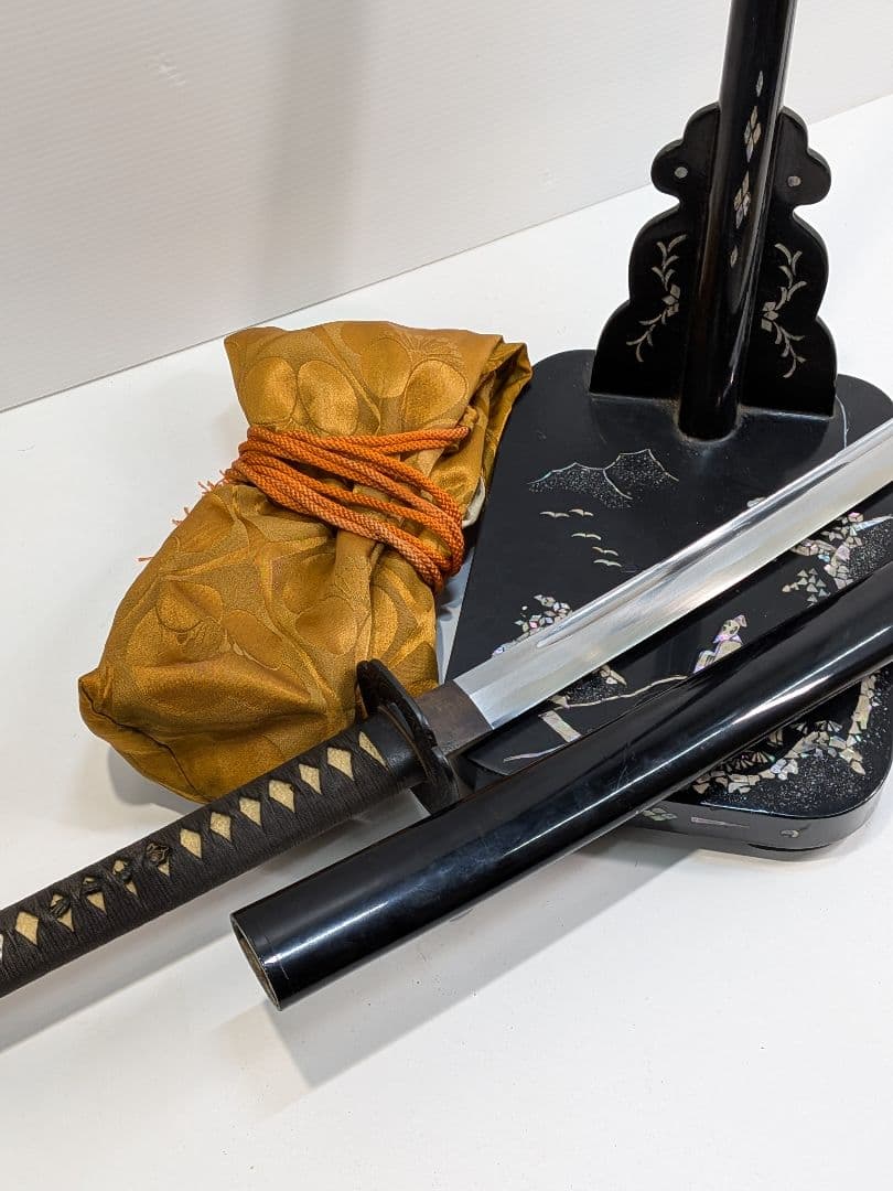 P865【模造刀】美術刀 短刀 脇差 刀掛け 刀袋付 豪華拵え 居合 コスプレ