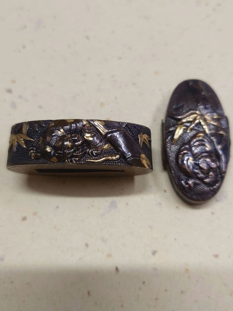 縁頭、素銅魚子地に竹に虎図