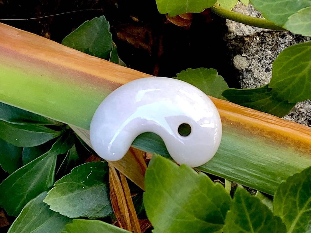 ✳極上物を守護石に糸魚川翡翠ジェダイト勾玉　白*無垢アイスジェイド氷　機械鑑別書