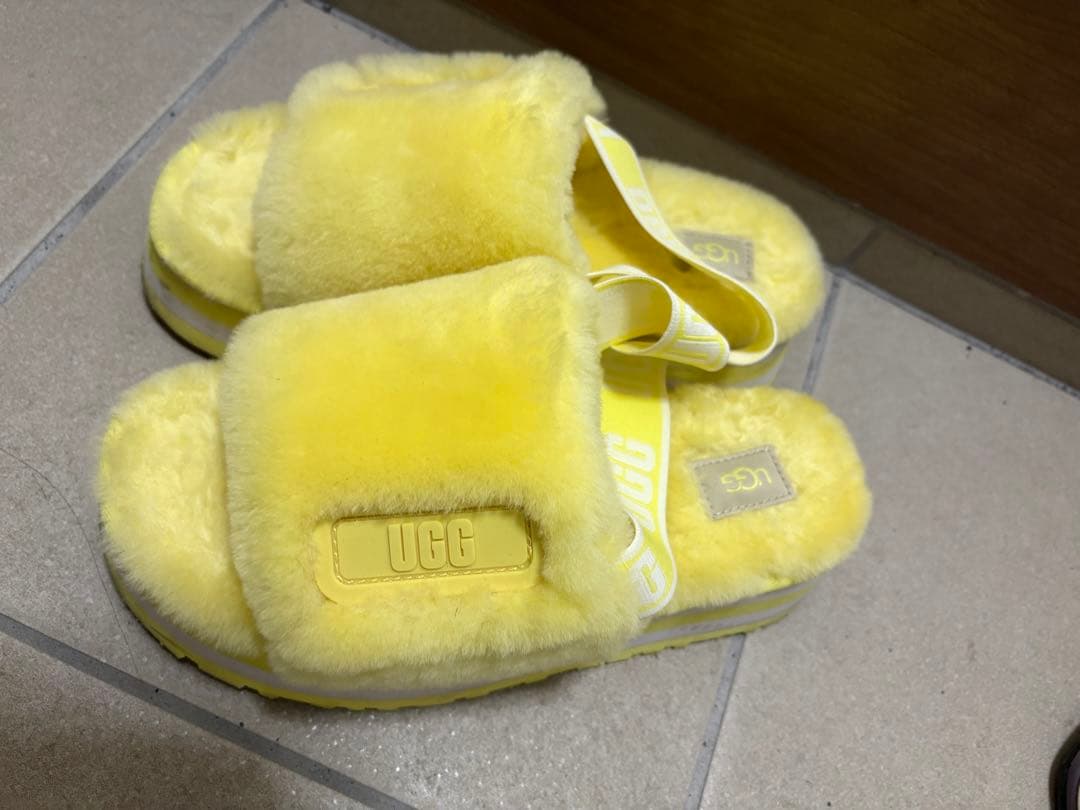 UGG イエロー ファーサンダル