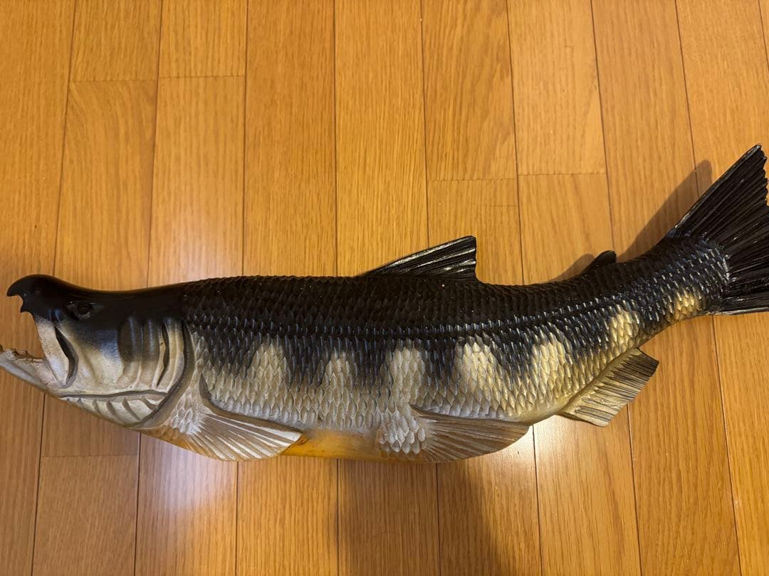 北海道の伝統的な木彫りの鮭（サケ）の彫刻　約60cm