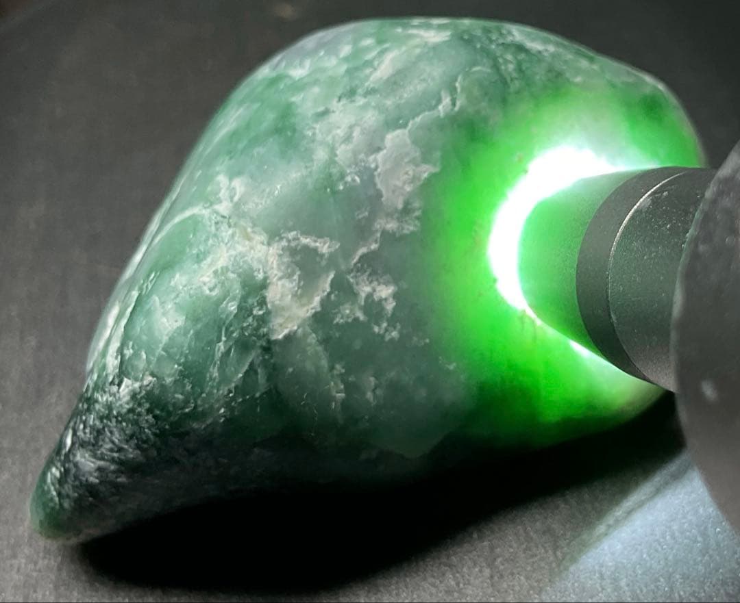 ［金山谷の緑色］　翠色の透過　糸魚川翡翠42g ヒスイ　ひすい