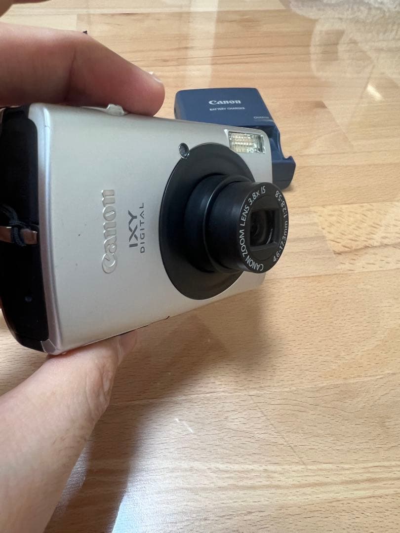 Canon IXY デジタルカメラ 本体　充電器　ケース付き