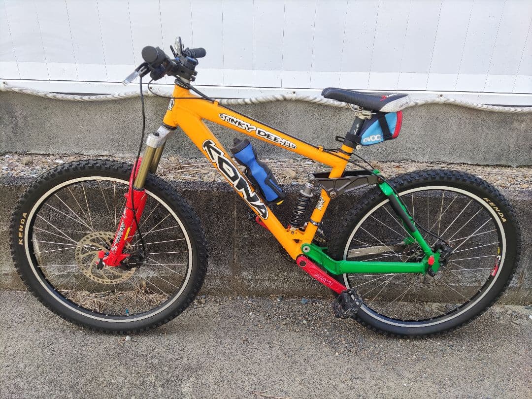 Kona マウンテンバイク カラーオレンジ/グリーン/レッド 26mtb