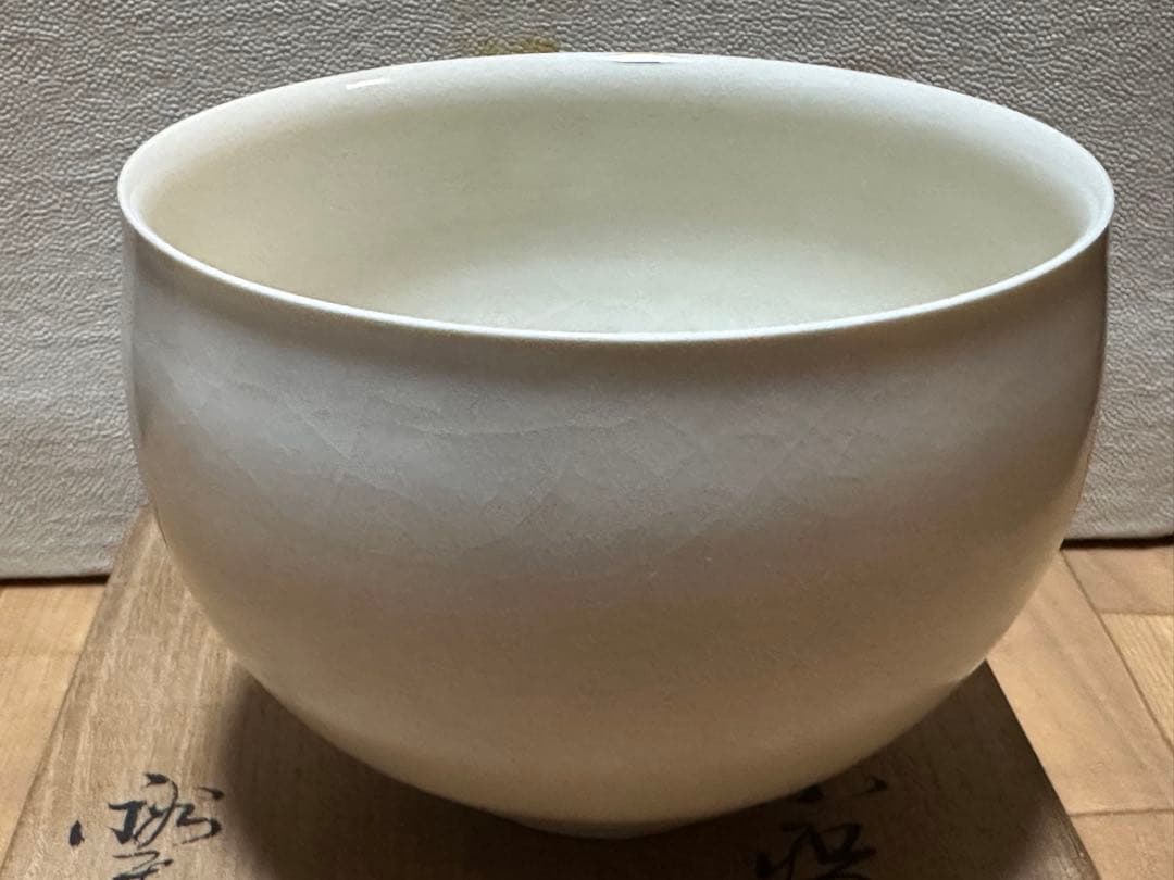 木製茶箱と白い茶碗