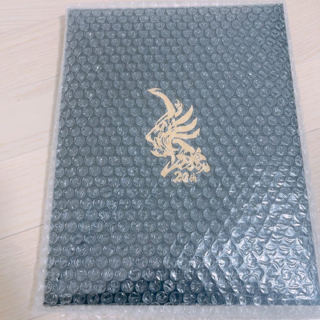 涼邑零 演：藤田玲（牙狼＜GARO＞20周年記念：ラフネートル見開き記念アルバム