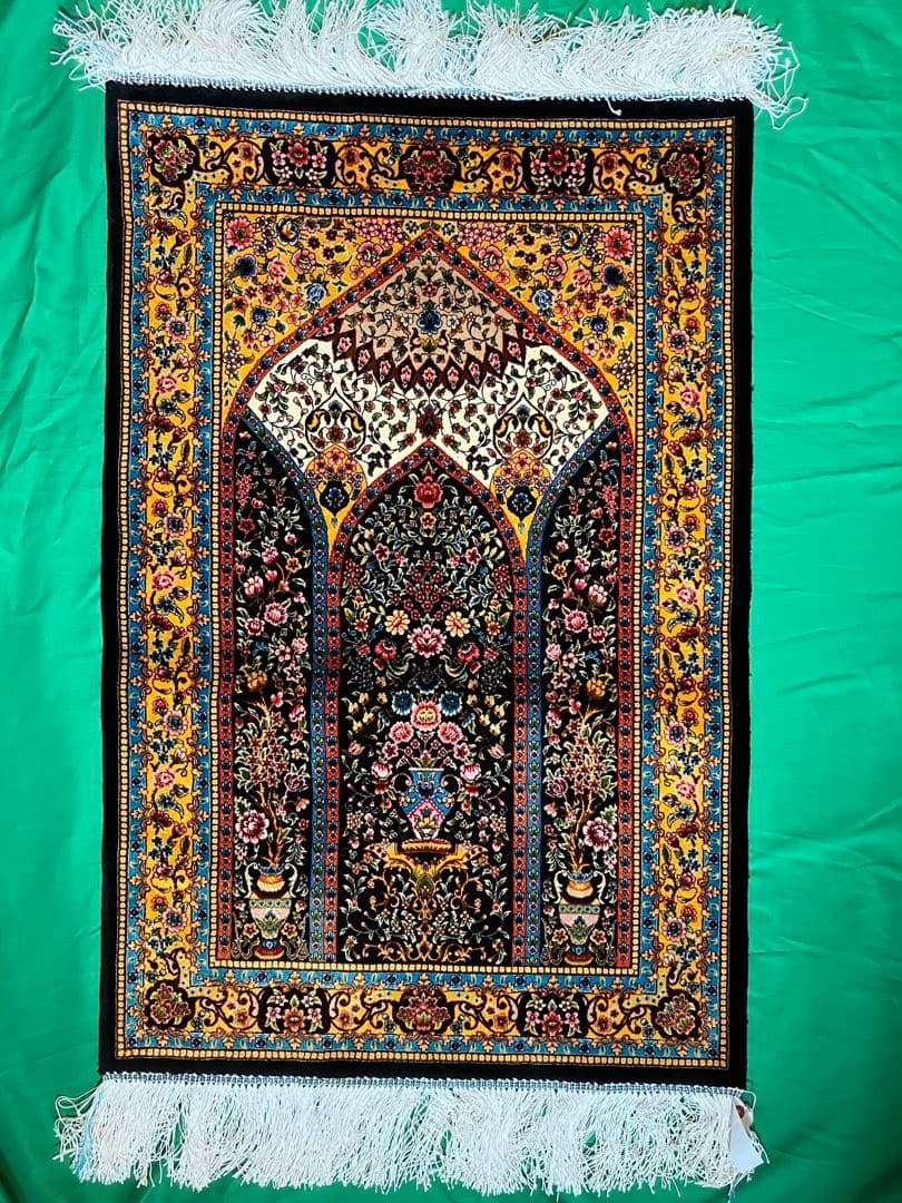 ペルシャ絨毯 黒基調シルク91cm×59cm