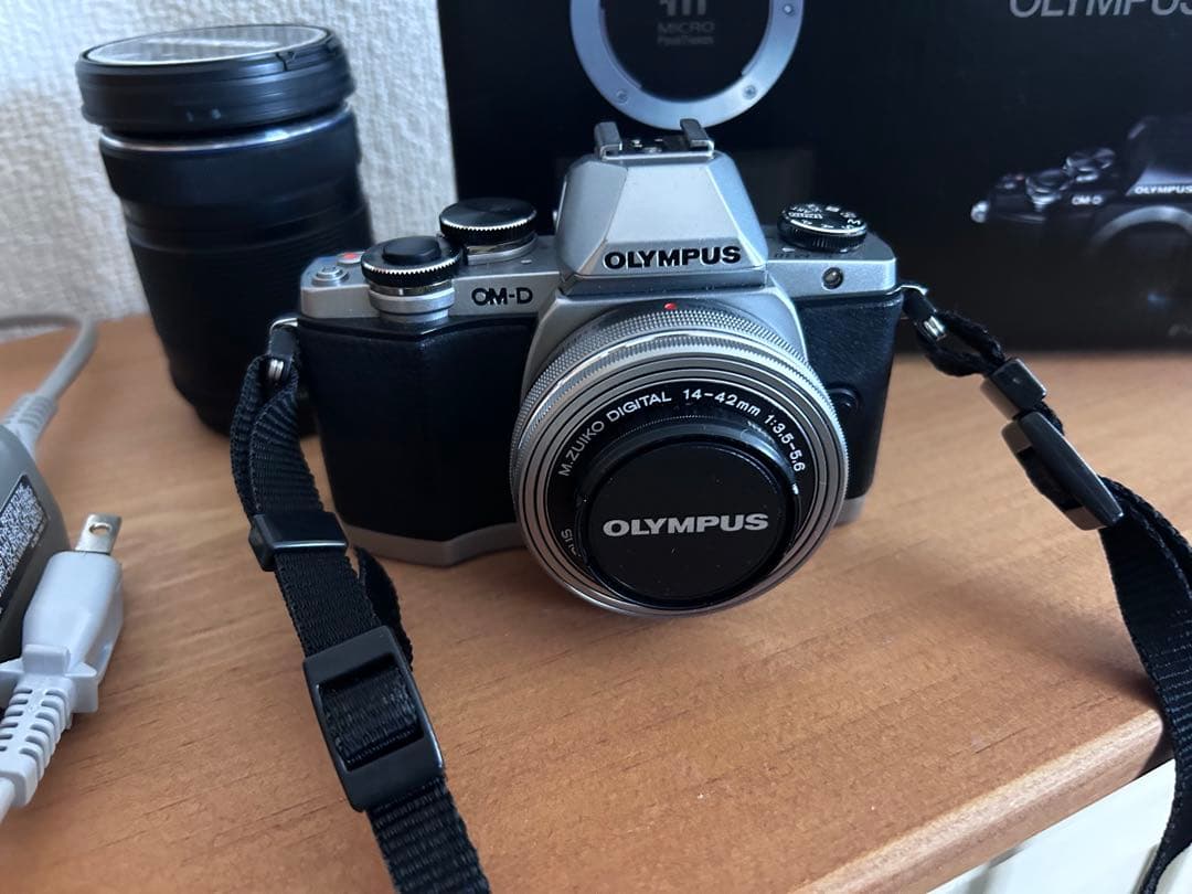 OLYMPUS OM-D E-M10 ズームレンズ＋標準レンズ ミラーレス一眼