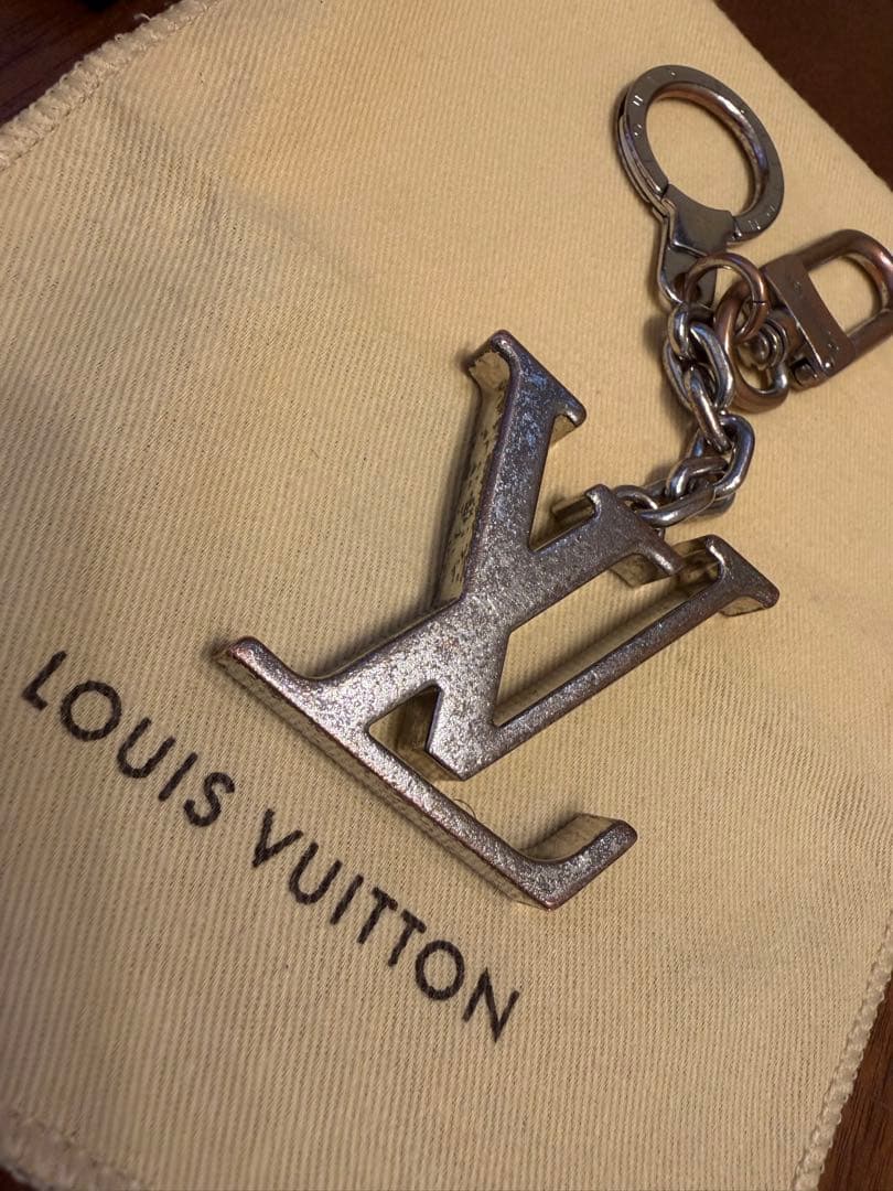 ルイ・ヴィトン ポルト クレ・イニシャル LV キーホルダー シルバー（中古）