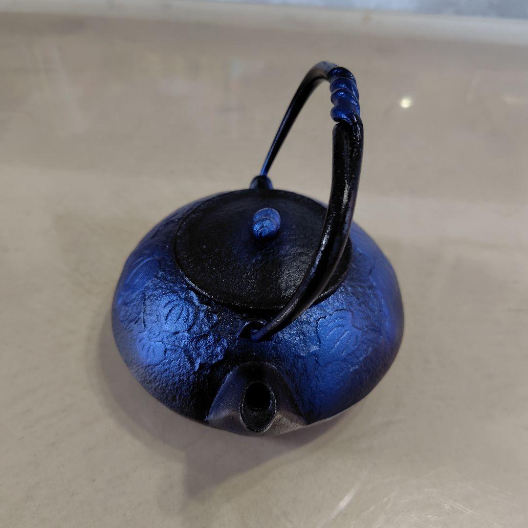 瑠璃色 鋳鉄製 鉄瓶 葉模様　瓢箪モチーフデザイン　直火可能　茶こし付き