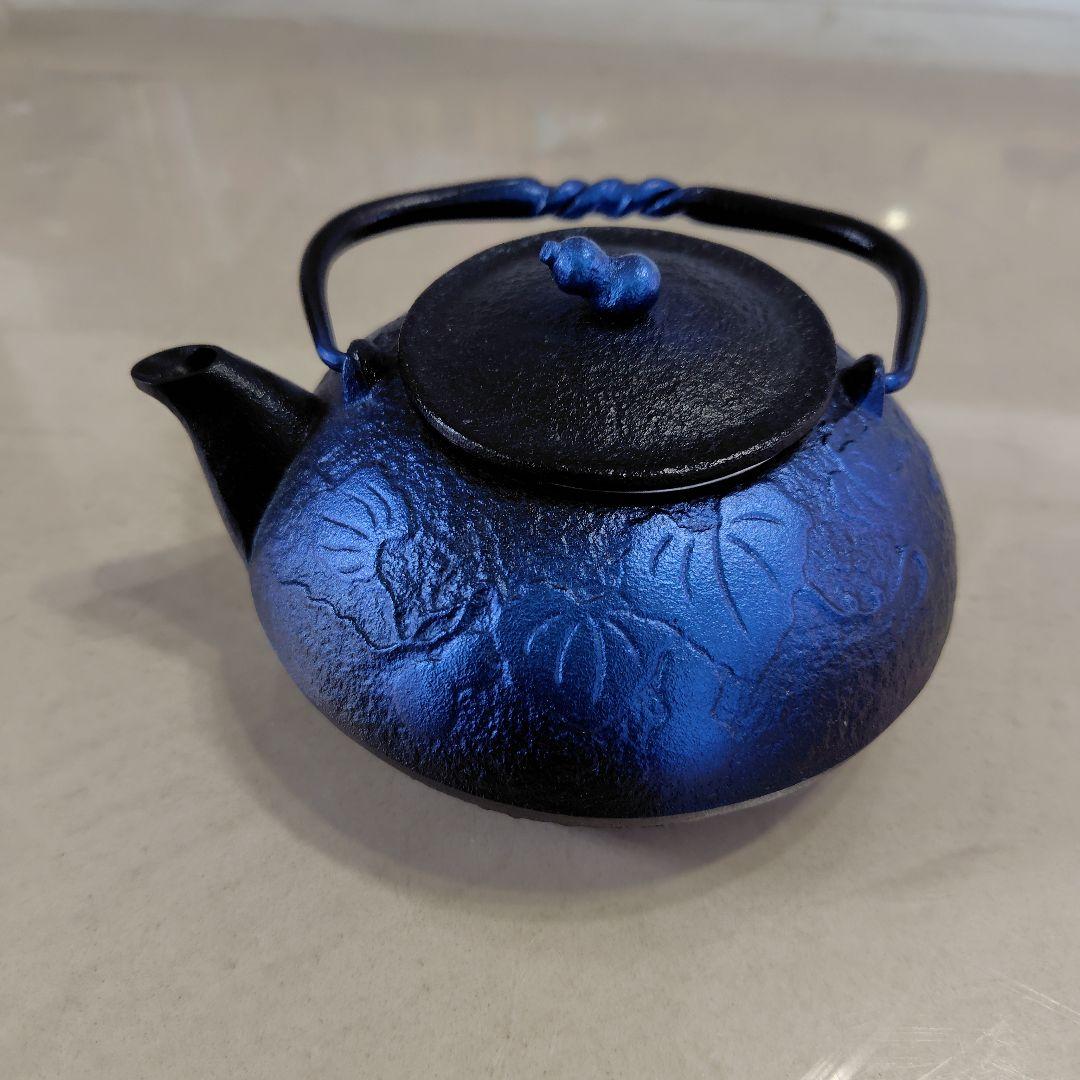 瑠璃色 鋳鉄製 鉄瓶 葉模様　瓢箪モチーフデザイン　直火可能　茶こし付き