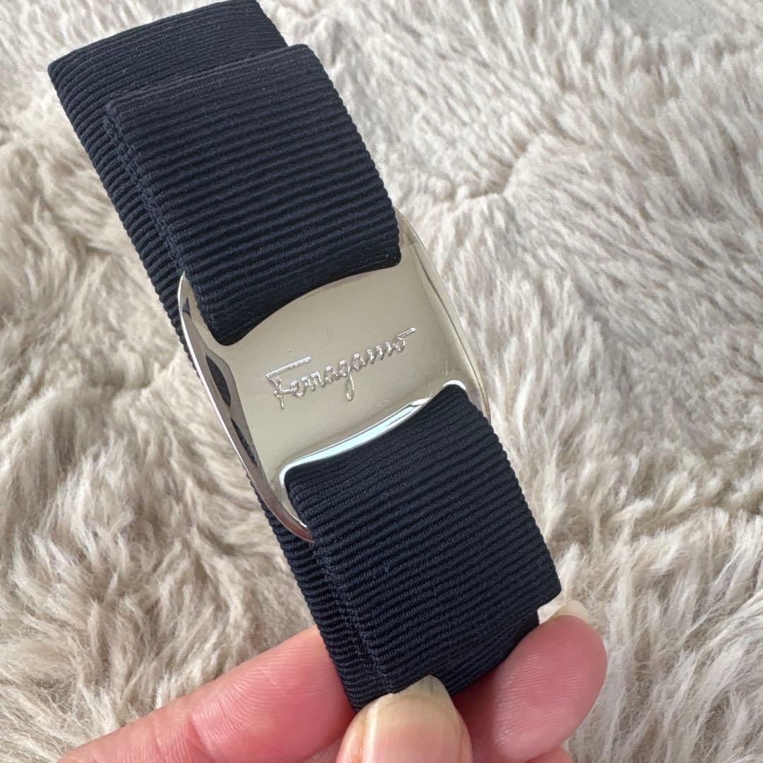 Ferragamo フェラガモ ネイビー×シルバー ヴァラリボン バレッタ