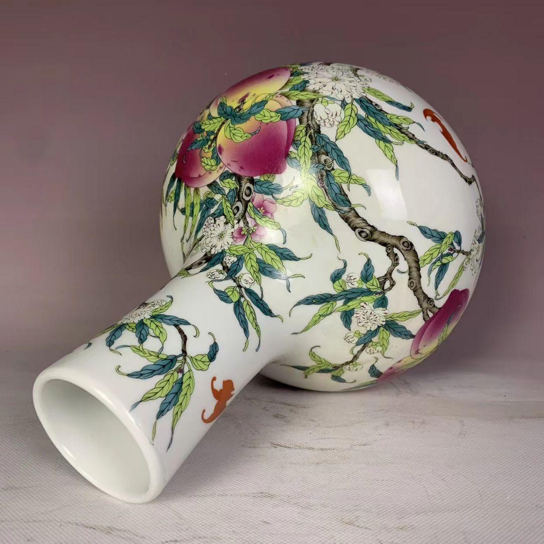 中国 大清乾隆年製銘 粉彩 花瓶 天球瓶 九桃図花瓶