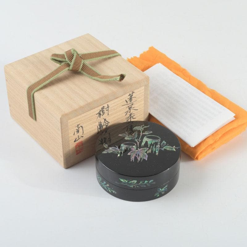茶道具　南山谷俊成作　乾漆　蓬莱漆器　樹齢香合　共箱　V　9484