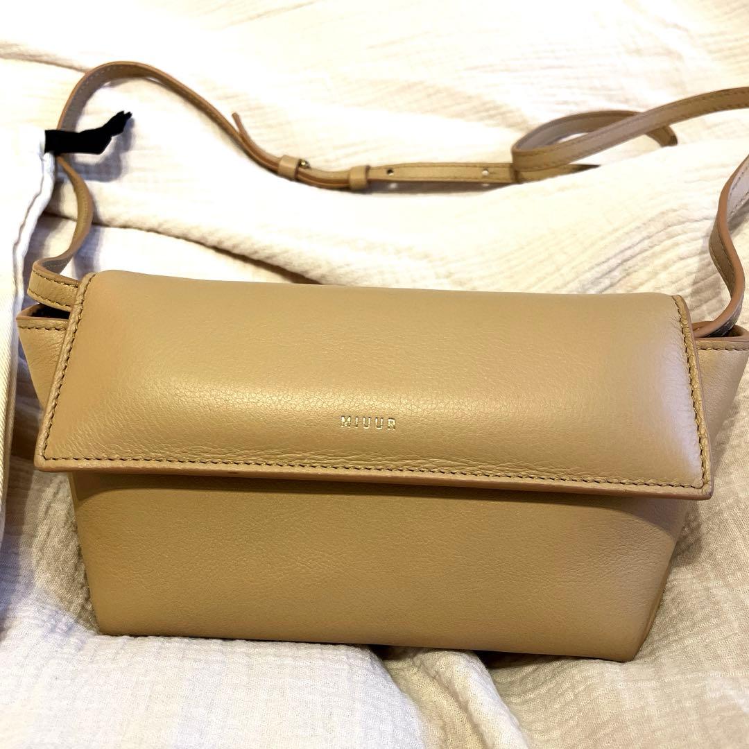 MIUURベージュ フラップボディバッグ