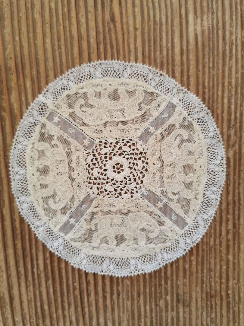 アンティーク 4頭の象アランソン クロシェ編の花 ノルマンディーレースドイリー