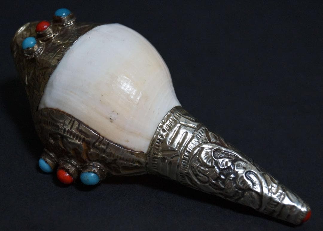 チベット密教法具法螺貝(シャンカ)銀製シルバー巻き手造り打出し『唐草紋』装飾仏教