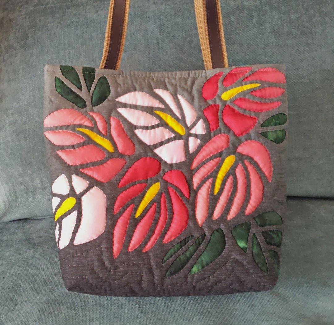 ハンドメイド　ハワイアンキルトバッグ　（アンスリウム）