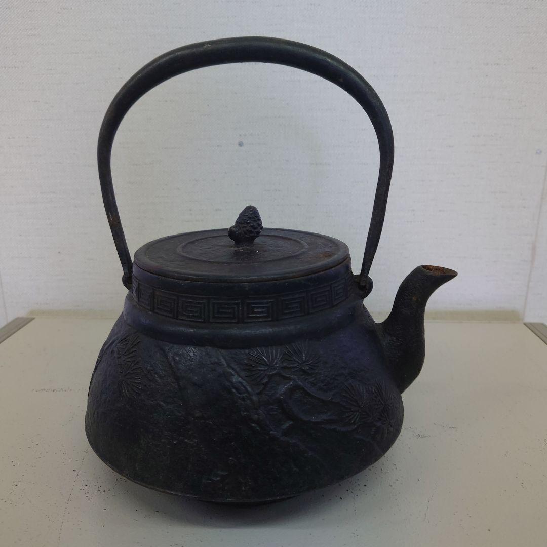 黒い鋳鉄製鉄瓶 花模様