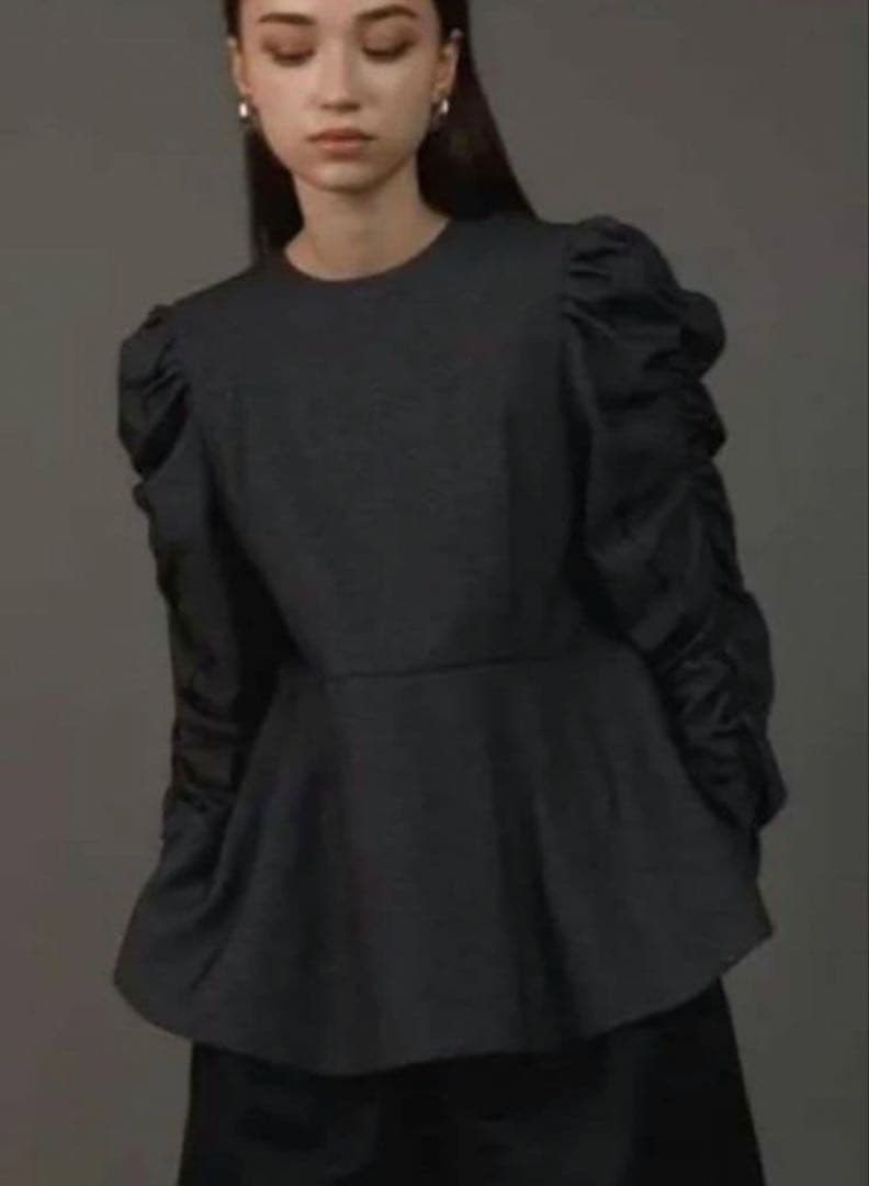 Heve シャーリングペプラムブラウス　チャコール