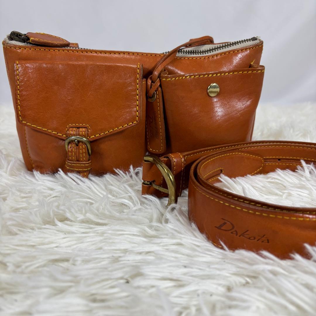 ダコタ ボディバッグ 斜め掛け 肩かけ ロゴ型押し ヌメ革 ベルト ユニセックス